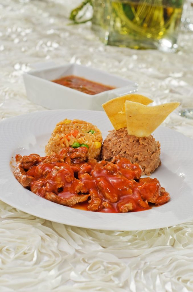 Puntas de filete al chipotle con frijoles refritos y arroz